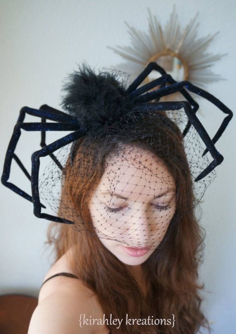 Mulher de pele clara usando voilette preto com aranha 