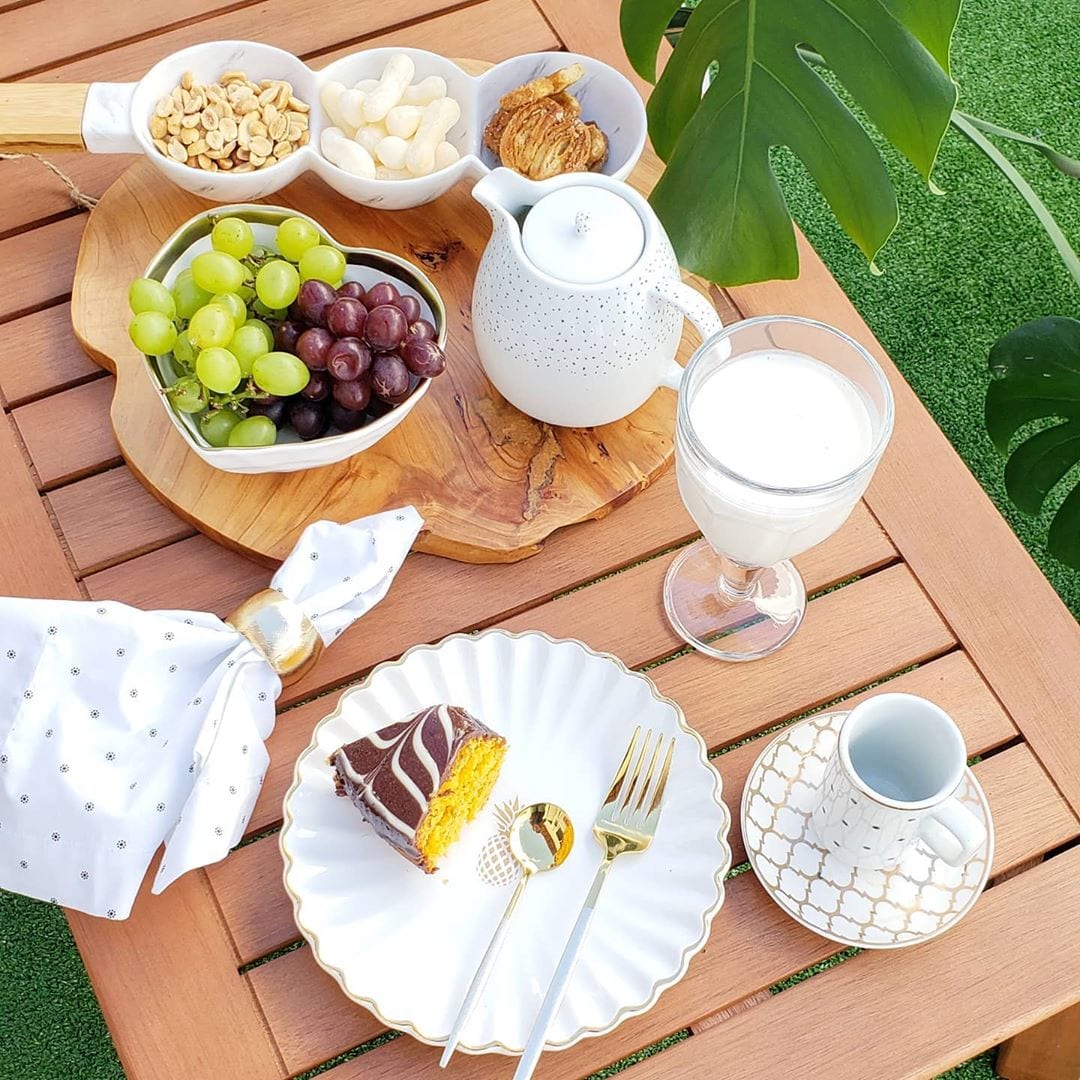Imagem de mesa posta de café da manhã romântico