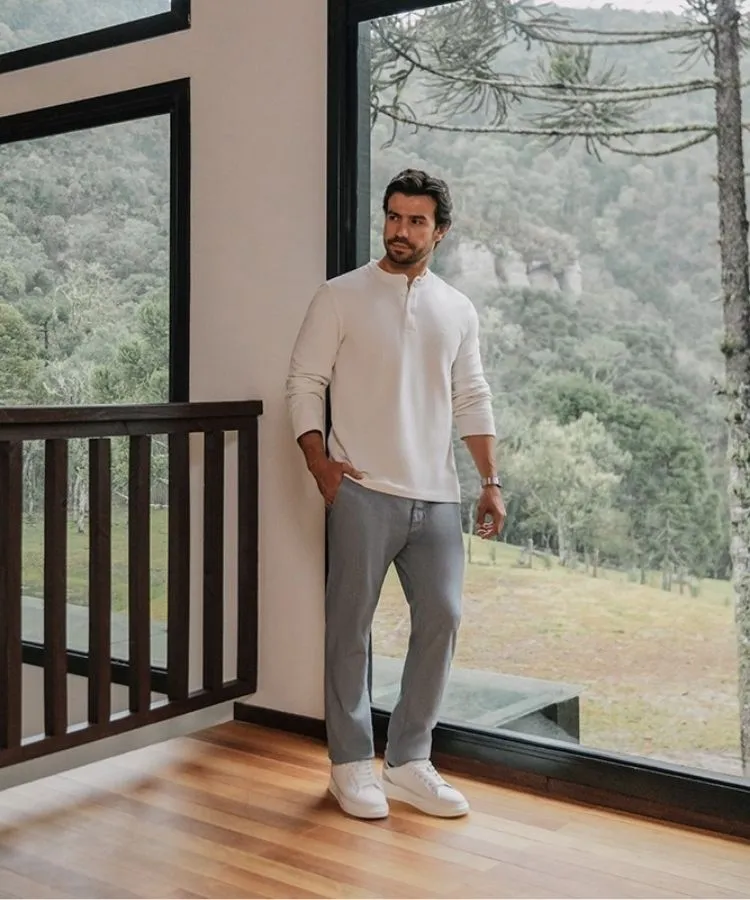Foto do cantor sertanejo Mariano usando look da sua coleção com a DLZ: tricô branco e calça jeans