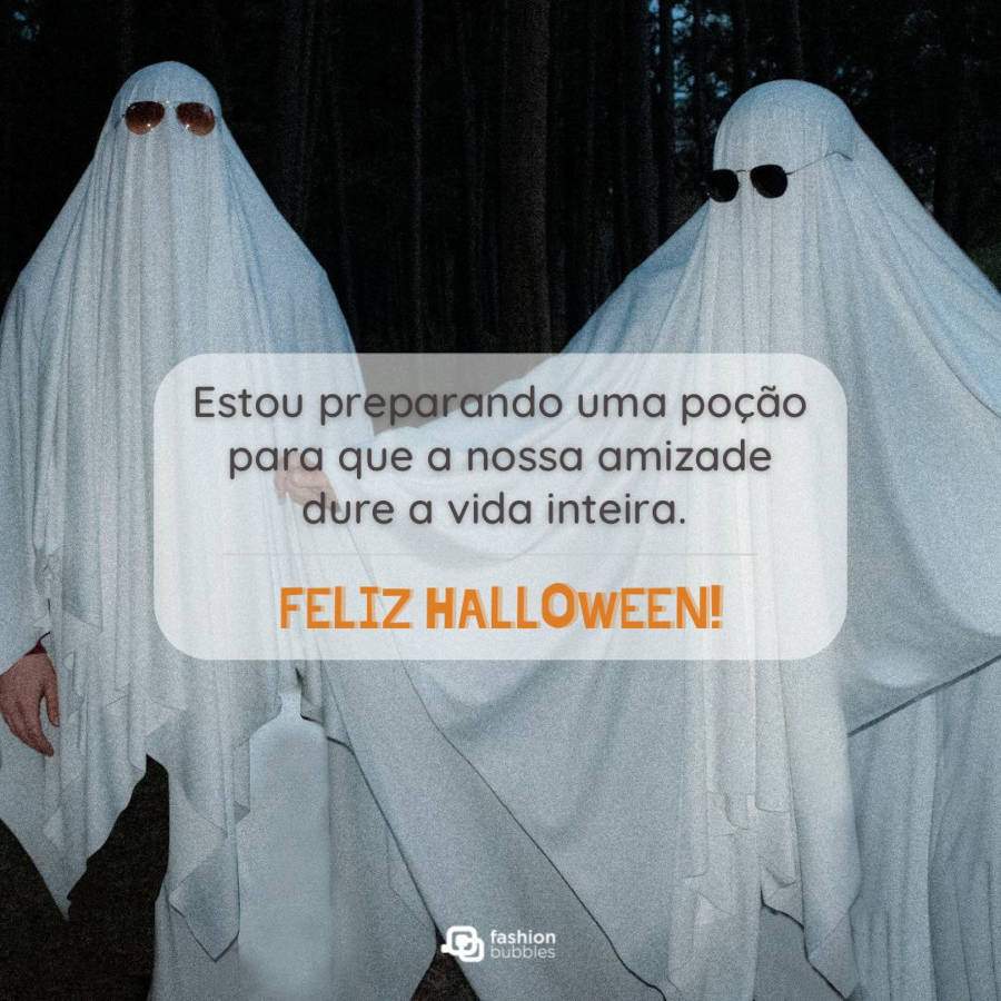 Duas pessoas fantasiadas de fantasma com óculos e frase  "Estou preparando uma poção para que a nossa amizade dure a vida inteira. Feliz Halloween! "