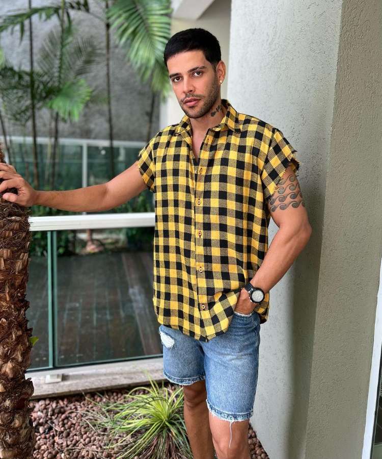 Homem com camisa xadrez amarela