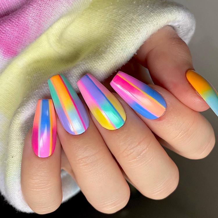 Nail art carnavalesca unhas coloridas pintadas em degradê
