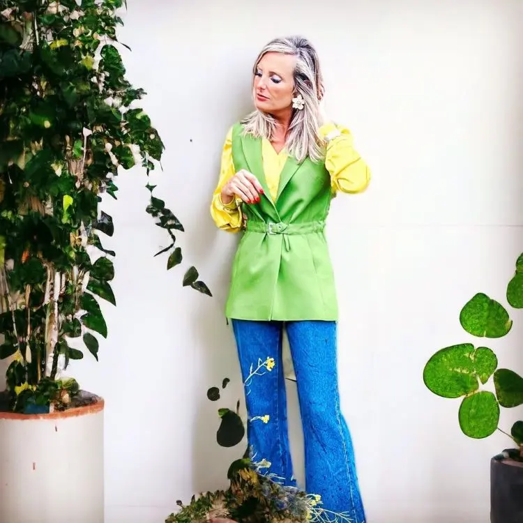 Camisa amarela com colete verde e calça jeans, look para torcer pelo Brasil