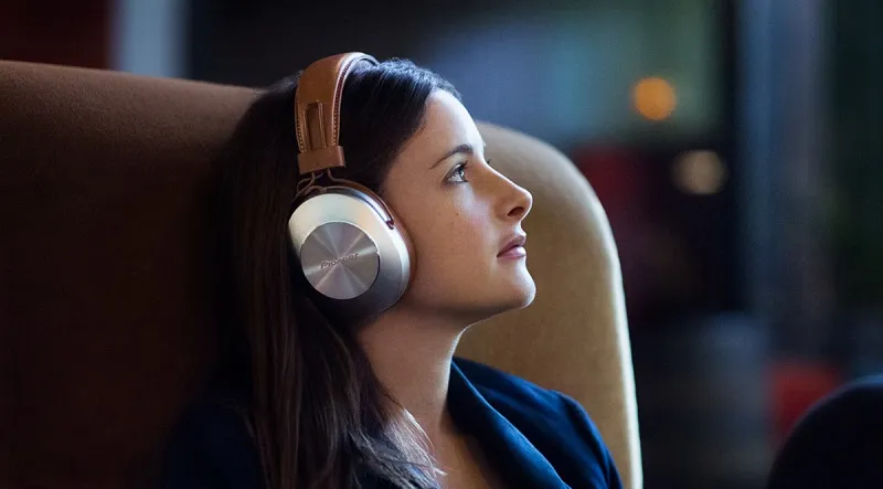 mulher ouvindo no fone de ouvindo