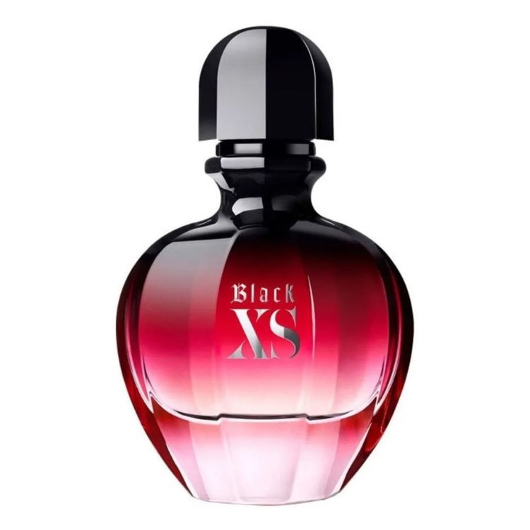 Um frasco de perfume "Black XS" em um degradê vibrante de preto para vermelho, com um design curvilíneo e tampa escura. A simplicidade do fundo branco realça o impacto visual e a modernidade da embalagem.

