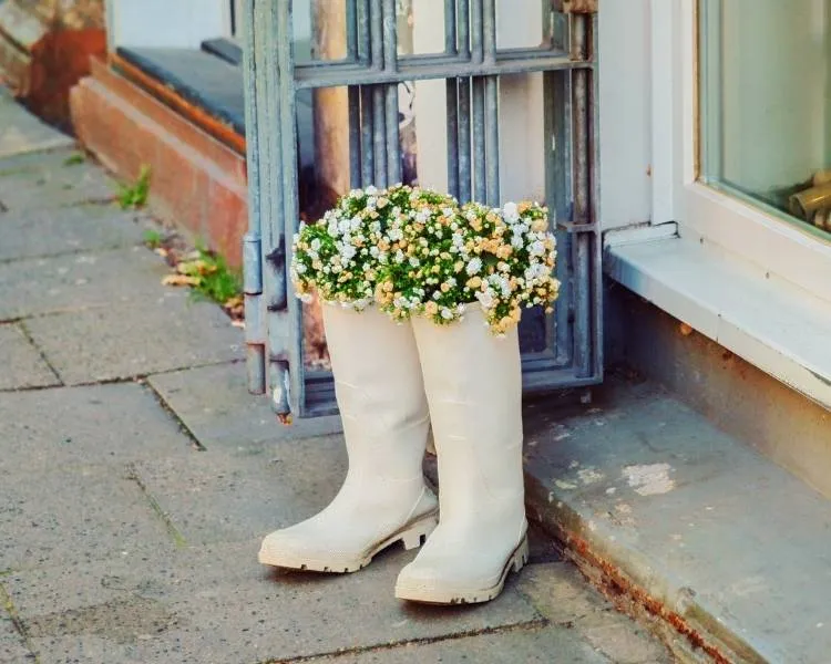 Upcycling: botas velhas como vaso de flor. Foto de botas de galocha como vasos de flor.