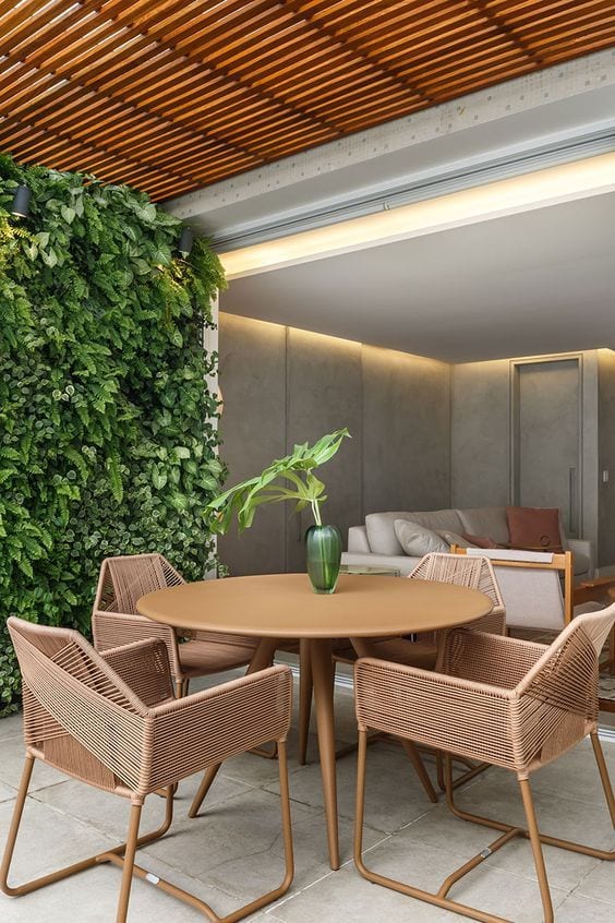 Sala de jantar com jardim vertical