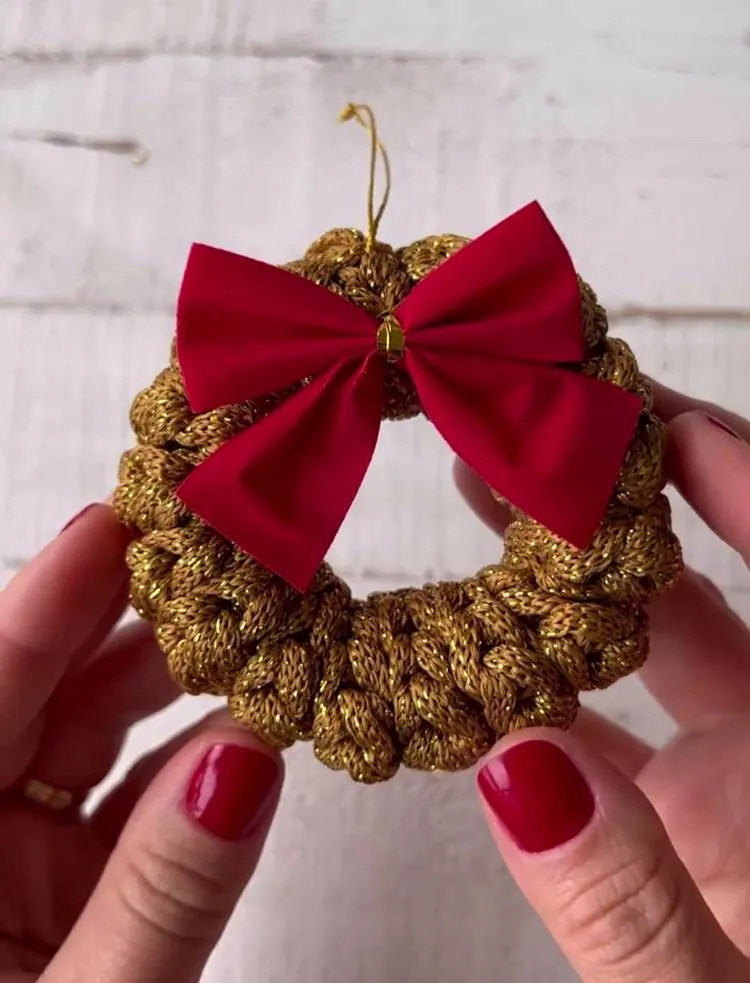 Enfeite mini guirlanda de Natal de crochê com laço vermelho
