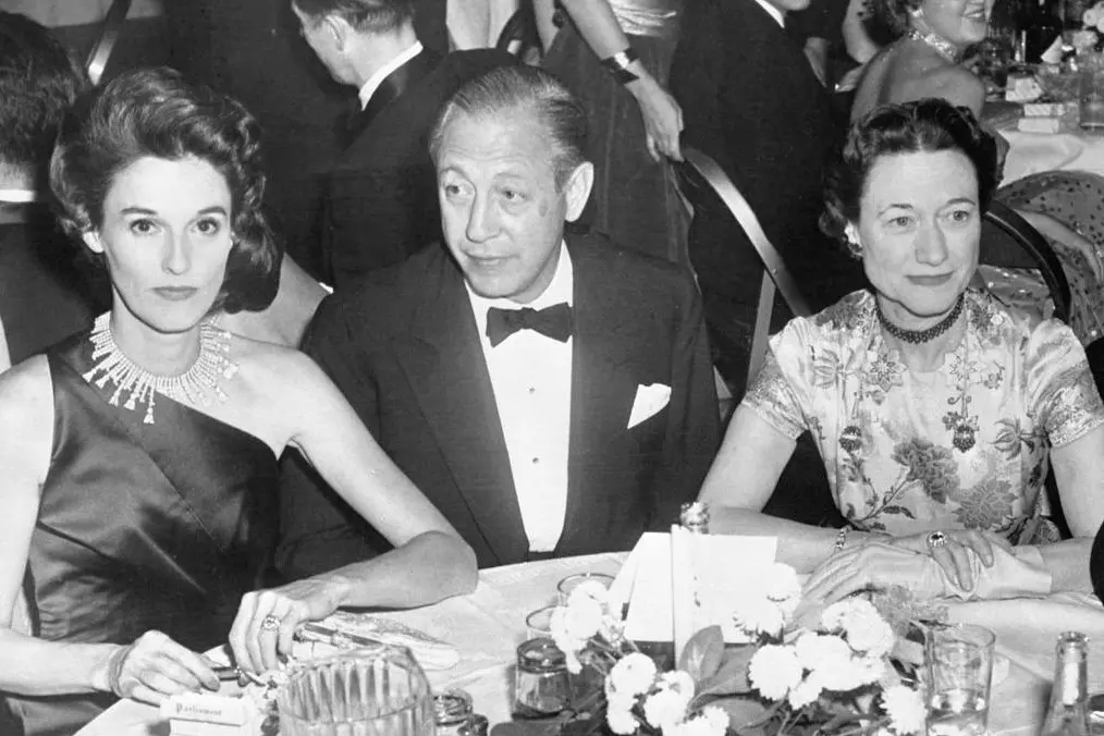 Babe Paley com seu marido e Wallis Simpson, a Duquesa de Windsor, 1955. 