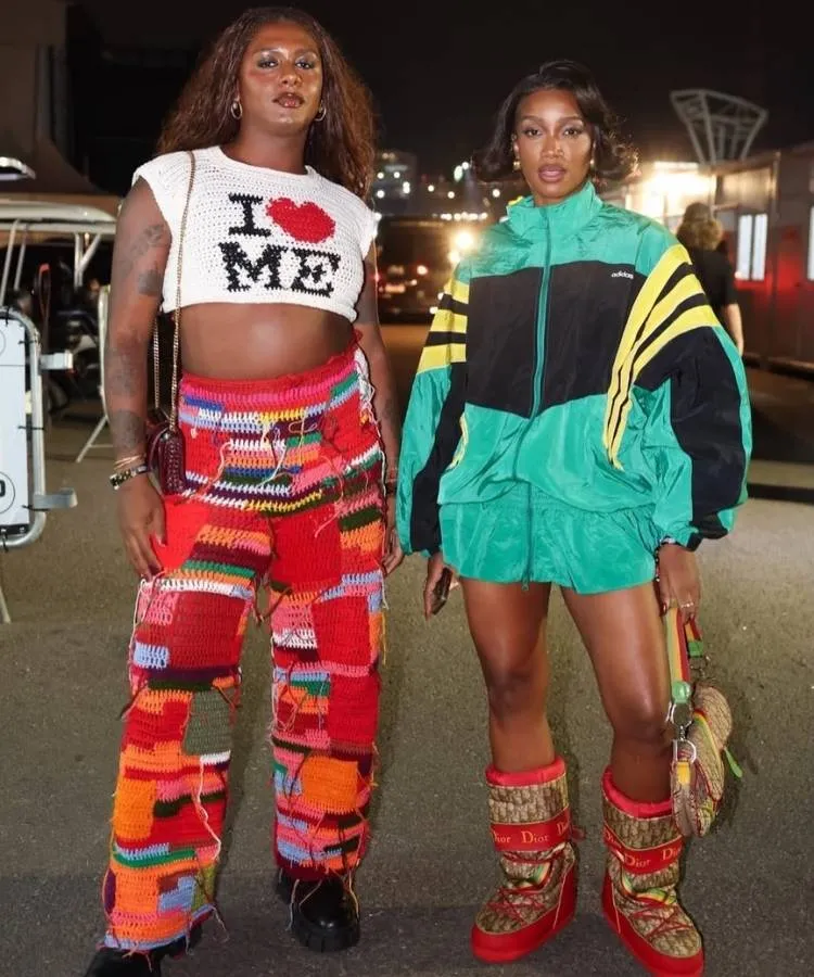 Liniker apostou em look de crochê e Iza em jaqueta corta-vento oversized para seus looks Lollapalooza 2026