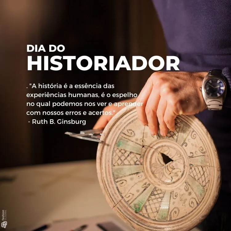 Homem de pele clara usando suéter azul escuro e relógio enquanto mede uma peça quebrada. Ainda, há a frase"A história é a essência das experiências humanas, é o espelho no qual podemos nos ver e aprender com nossos erros e acertos." - Ruth B. Ginsburg