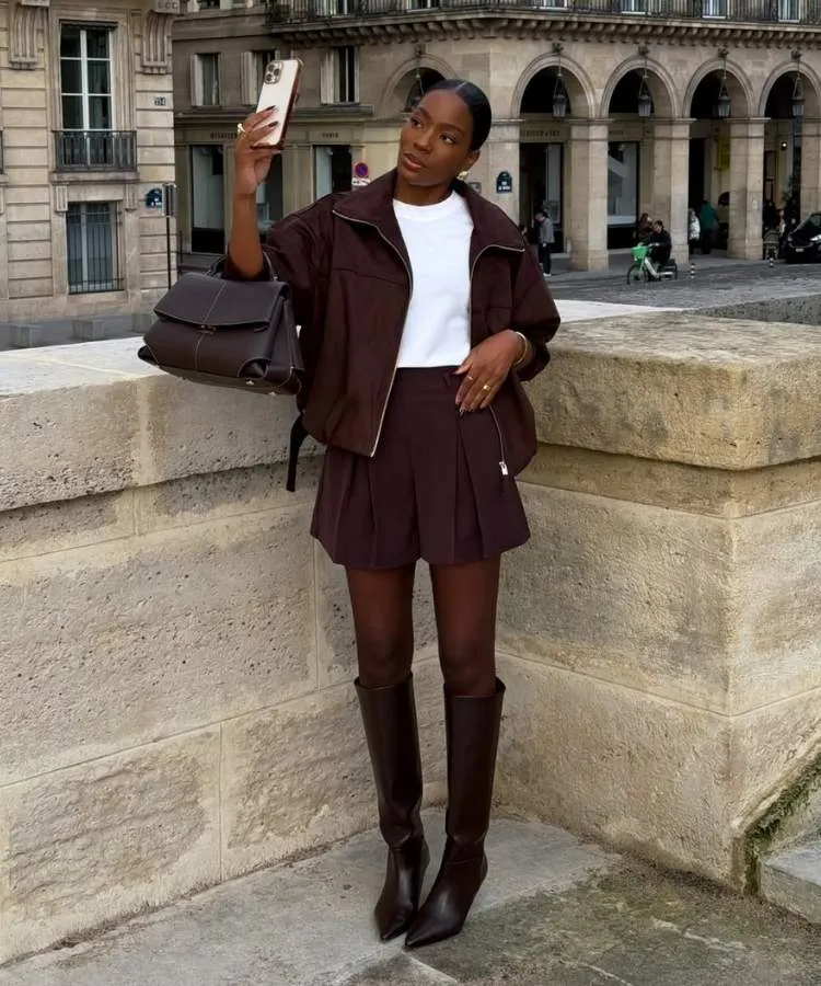 Foto de influencer negra usando look off-white e marrom chocolate, cores do Outono Inverno 2026