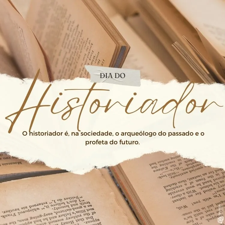 Foto de livros abertos, faixa bege ao centro com frases "Dia do Historiador" e "O historiador é, na sociedade, o arqueólogo do passado e o profeta do futuro."