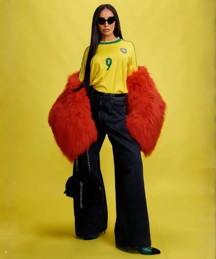 Sabrina Sato usando look para a Copa do Mundo 2026 com roupa verde e amarela