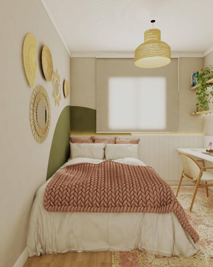 Quarto com macramê na parede.