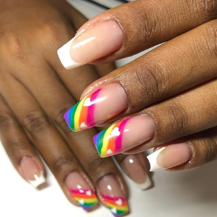 Foto unhas arco-íris com corações.