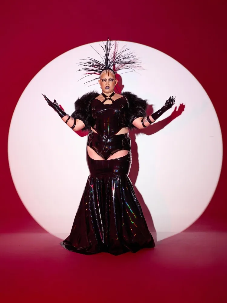 influenciador Yarley Ara com look exclusivo do estilista Fabricio Neves no Dia das Bruxas 2023