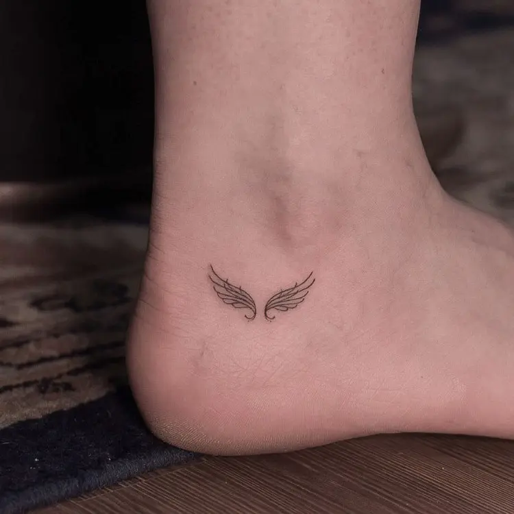 Tatuagem pequena de asa no tornozelo 