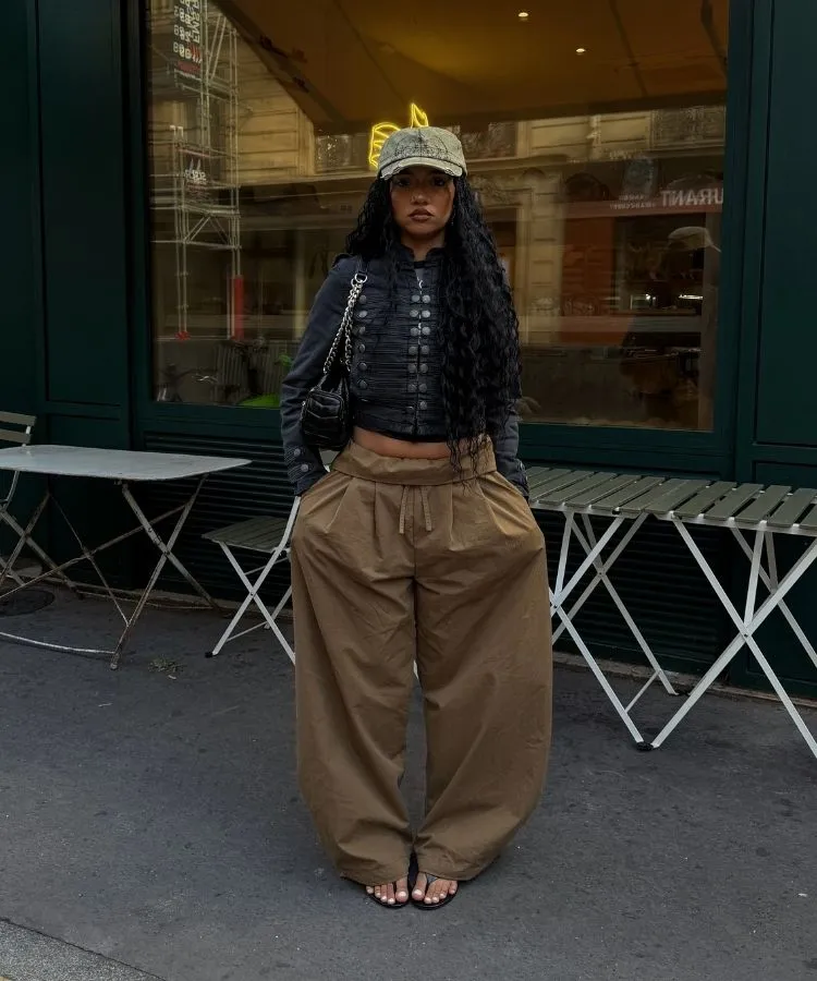 Mulher usando jaqueta militar, uma das tendências de casacos para o inverno de 2026