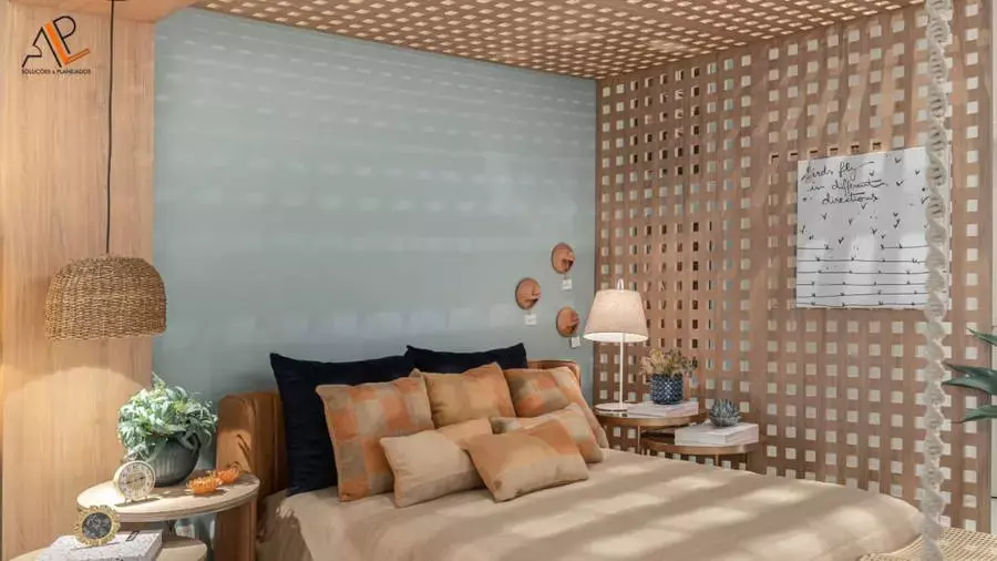 Quarto com moldura em madeira.