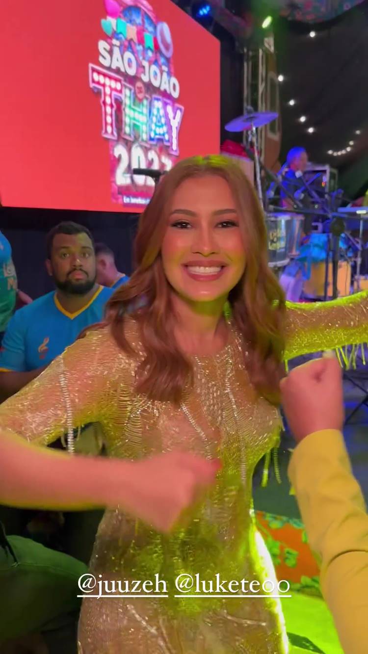 Thaynara OG usando vestido dourado de miçangas