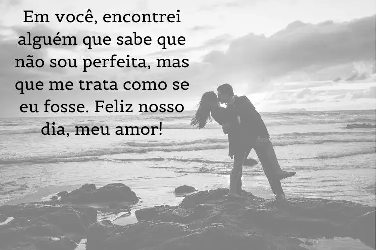 Foto de homem e mulher se beijando na praia e frase "Em você, encontrei alguém que sabe que não sou perfeito (a), mas que me trata como se eu fosse. Feliz nosso dia, meu amor!"
