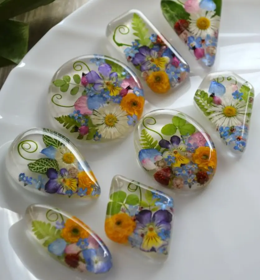 Biju de resina com flores