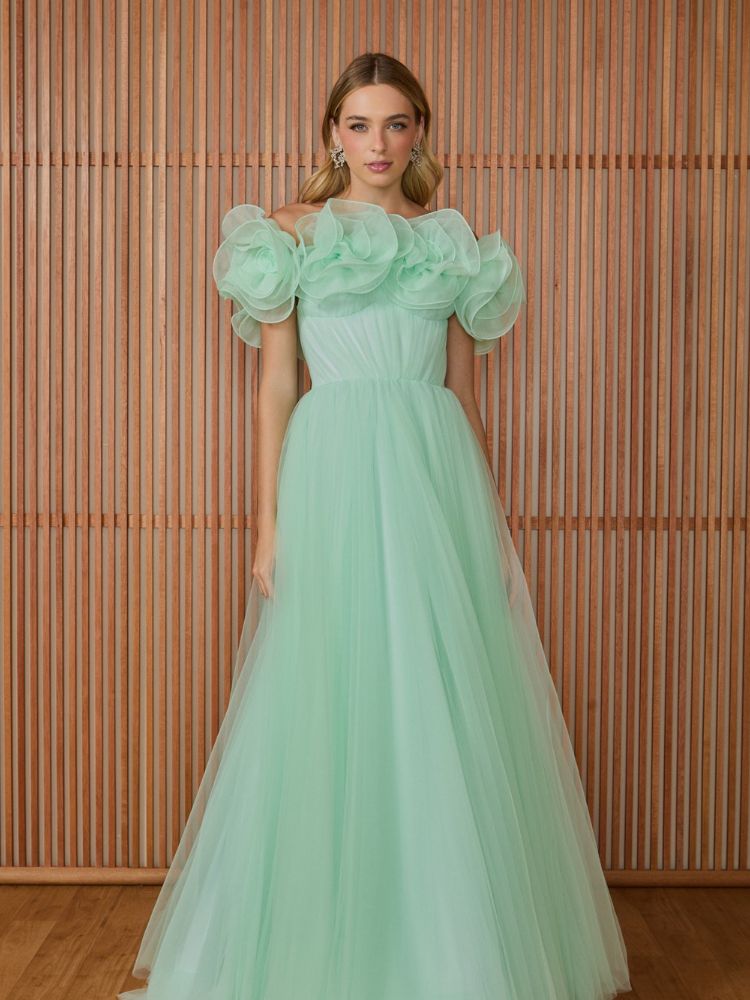 Mulher de pele clara usando vestido longo verde-menta com tule e aplicações florais de ombro a ombro 