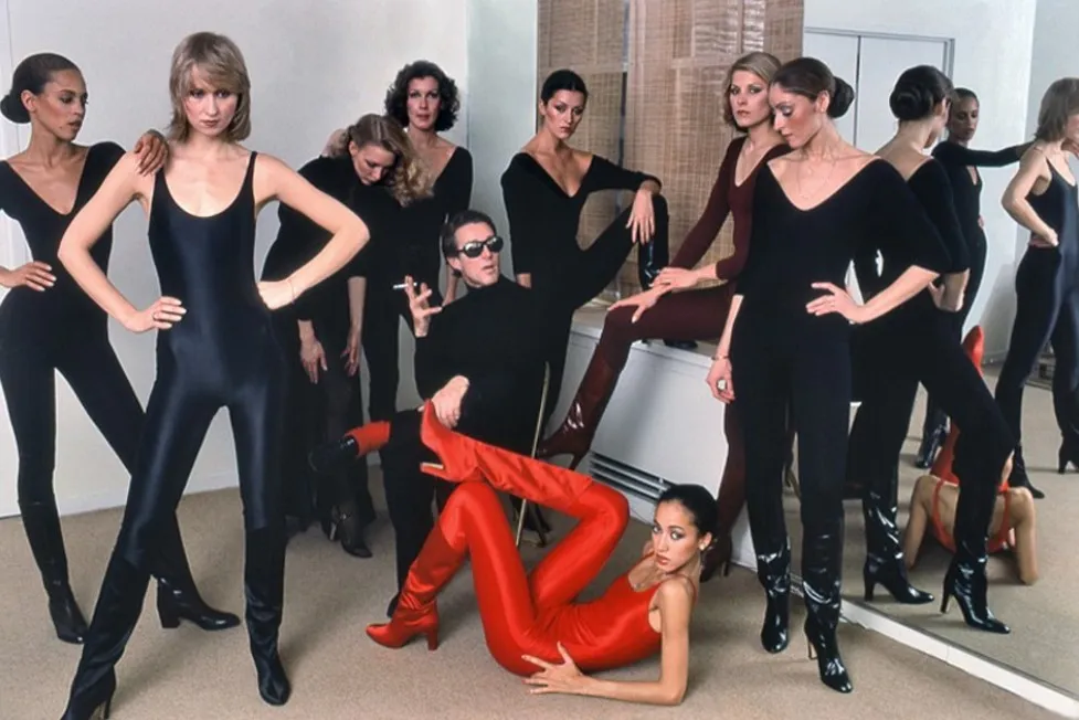 Halston rodeado de modelos. 