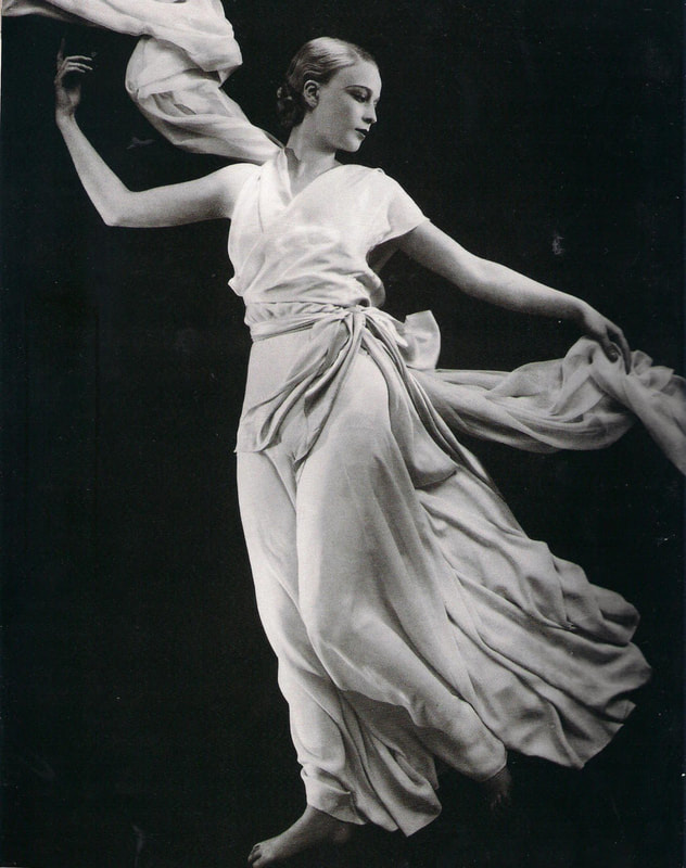 Modelo com um vestido de Madeleine Vionnet.