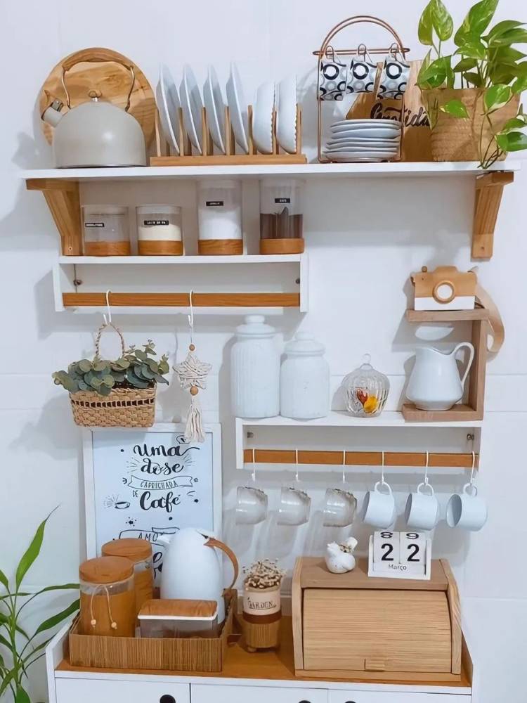 Cantinho do café em branco e madeira com plantas, pratos de sobremesa, xícaras, bules e muito mais