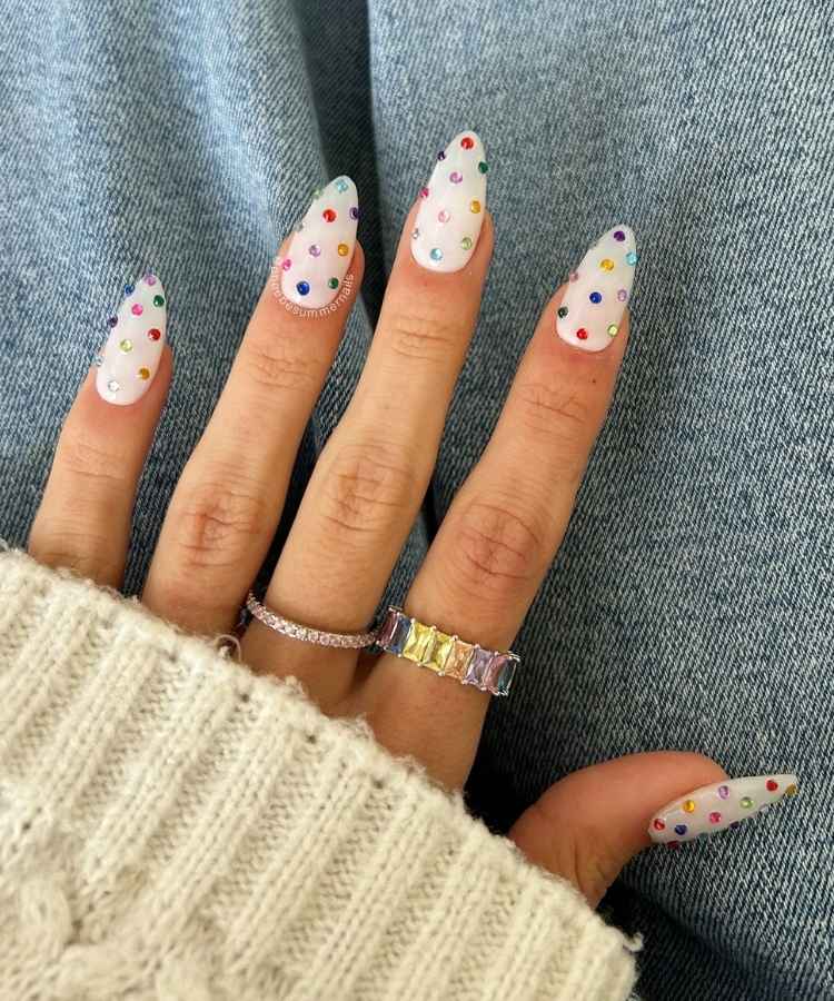 Inspirações de unhas brancas decoradas com aplicação de cristais coloridos
