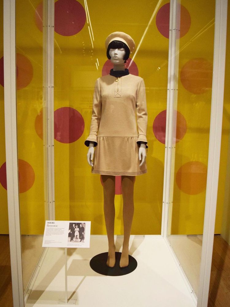 Look usado por Mary Quant em 1966, na cerimônia em que entrou para a Ordem do Império Britânico