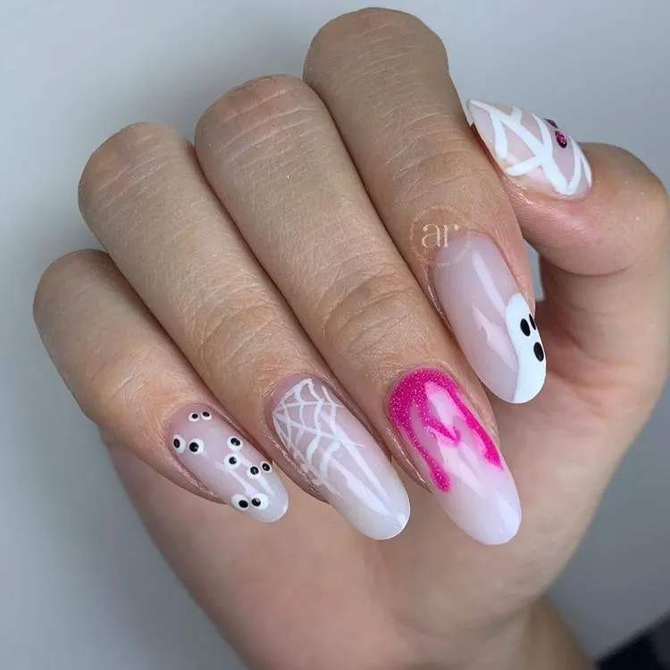 unha amendoada com rosa claro e desenhos brancos e rosas de halloween