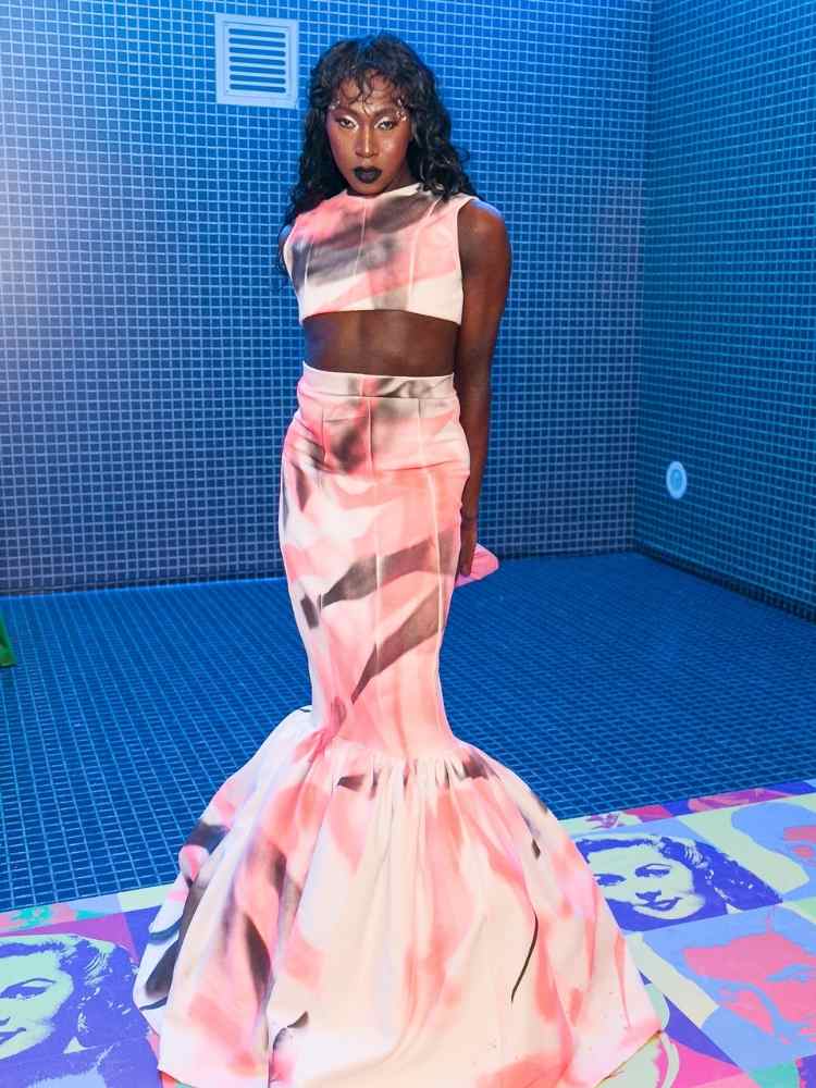 Hud Burk no Baile do Copa 2023, Carnaval: look saia e cropped com estampa branca, rosa e preto. 