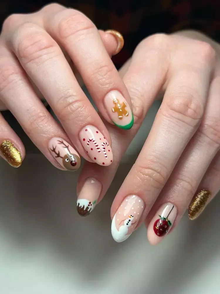 Mãos de pele clara com nail art com rena, biscoito, boneco de neve e mais