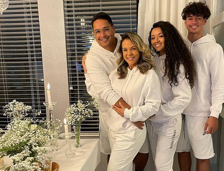 Decoração de ano novo de Carla Perez, cantora, seu esposo e filhos. Foto de Carla Perez e família.