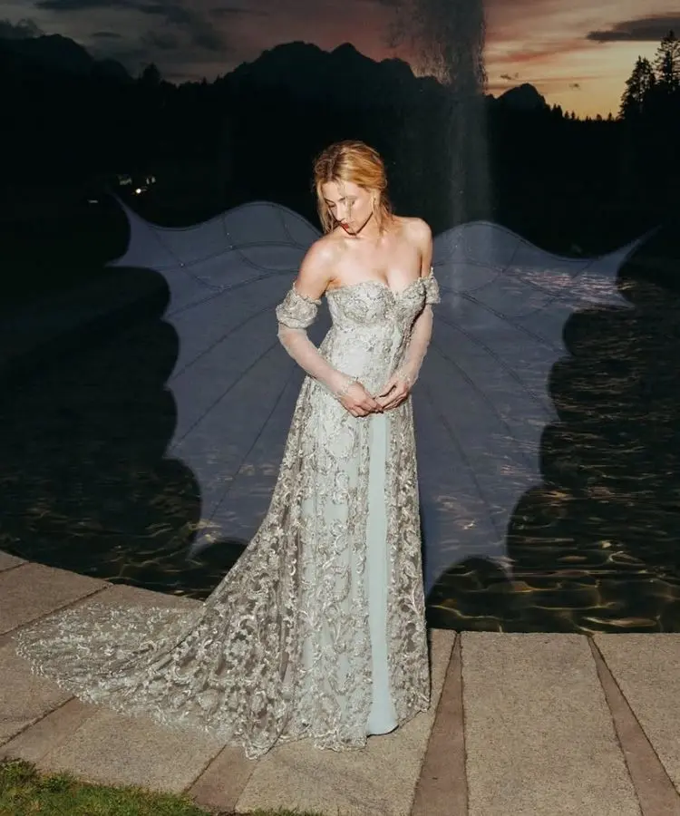 O look do baile em Para Sempre Cinderela (1998), feito sob medida pela Rodarte, um dos looks de Lili Reinhart para divulgar o filme A Hipótese do Amor