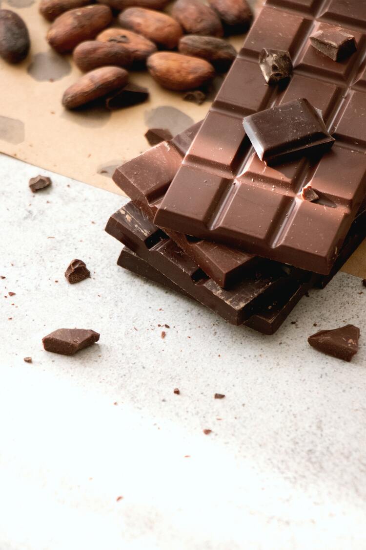 Chocolate amargo e cacau.