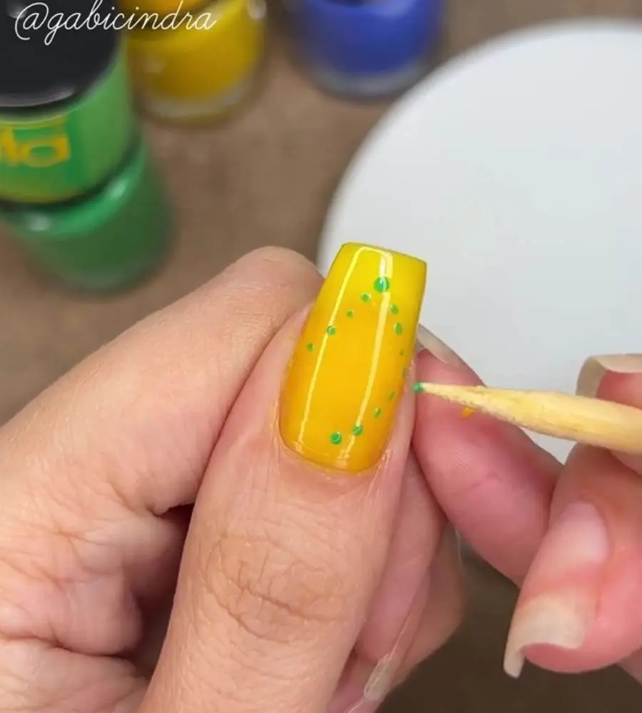 Print de vídeo de Gabi Cindra, manicure, tutorial de bandeira do Brasil nas unhas para a Copa do Mundo de 2022.
