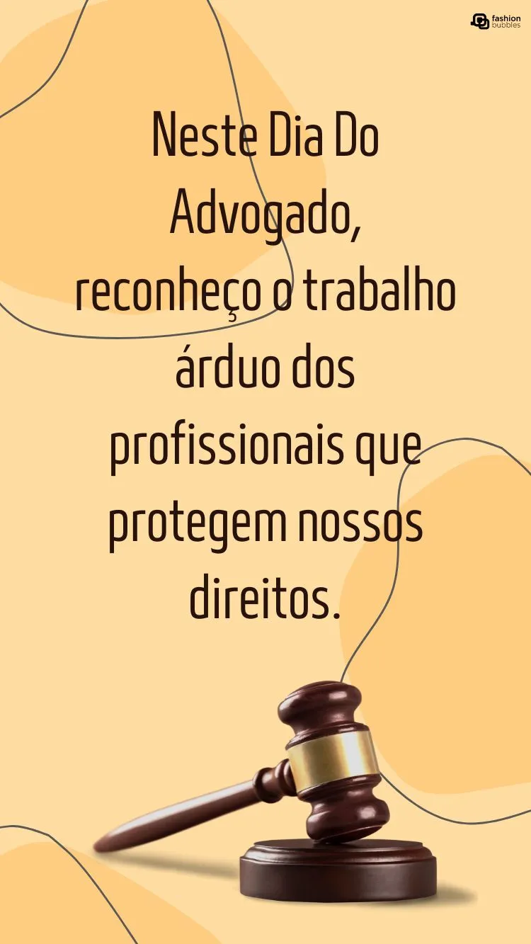 Frases de Dia do Advogado escrita em fundo amarelo com martelo de advocacia