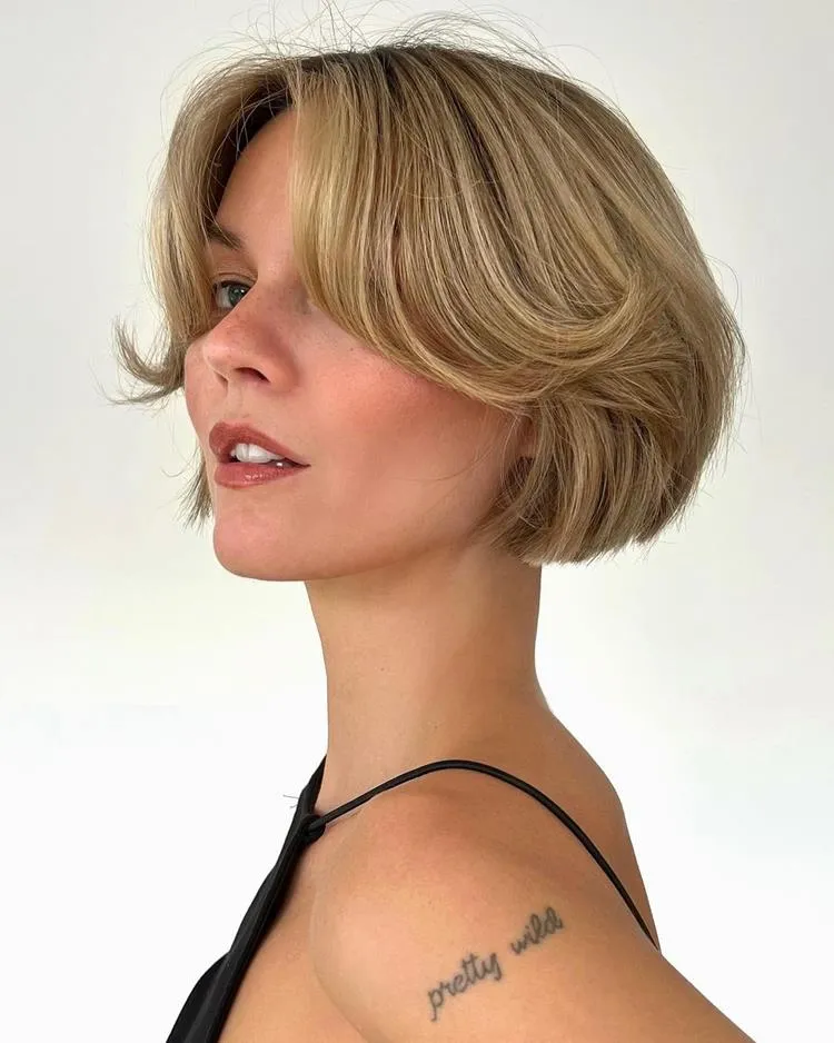 mulher de cabelo curto liso loiro e franja média
