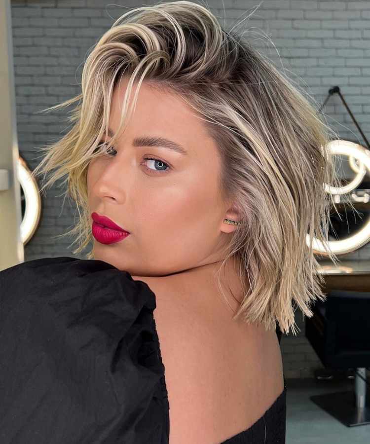 Tendência de cortes cabelo médio reto com franja loiro.