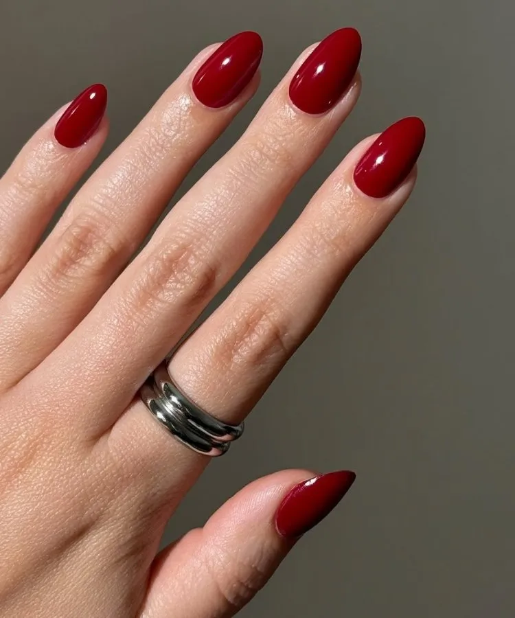 Foto de unhas pintadas com esmalte vermelho, uma das tendências de unhas para 2026