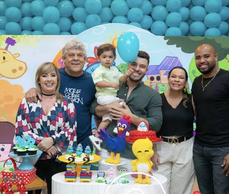 Foto da família de Leo, filho de Marília Mendonça.