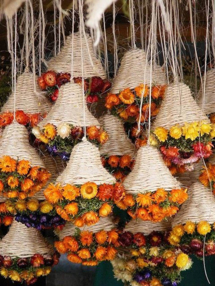 Buquês no teto, Vitrines de festa junina