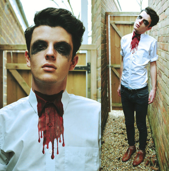 Montagem com 2 fotos de homem usando sombra preta, camisa branca com sangue no colarinho e calça preta 