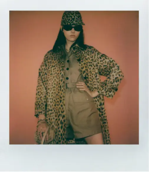 Fotos polaroid do look de oncinha da Dior 