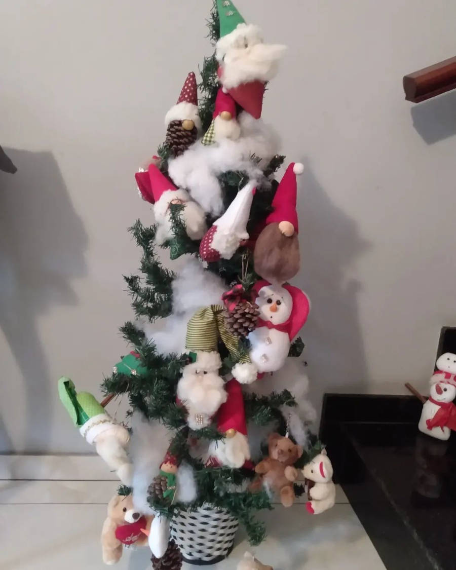 Árvore com algodão e papai noel.