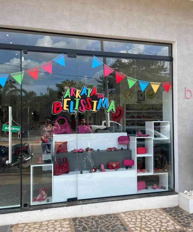 Vitrine com adesivo de bandeirinhas colado 